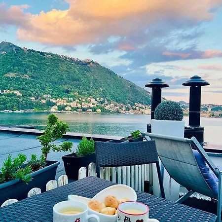Lake Front House In Como